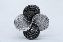 Load image into Gallery viewer, Daisy Flower Dress Ring