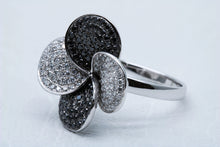 Load image into Gallery viewer, Daisy Flower Dress Ring